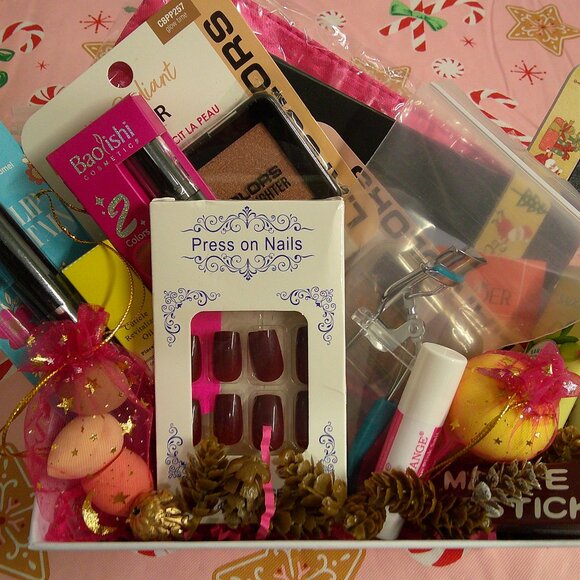 Merry Glam-21-Piece Holiday Makeup Essentials, Christmas Gift Basket - Picture 3 of 6